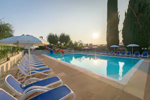 Camping Fontanelle - Pool im Freien mit Liegestühlen und Sonnenschirmen