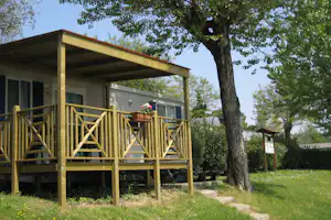 Camping Fontanelle - Mobilheim mit überdachter Veranda auf dem Campingplatz