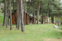 Camping Fontfreda -  Mobilheime unter Bäumen auf dem Campingplatz