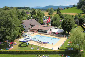Camping Forel - Pool vom Campingplatz mit Wasserrutsche und Liegewiese