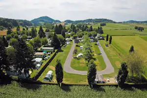 Camping Forel - Blick auf den Wohnwagenstellplatz und Wohnmobilstellplatz vom Campingplatz