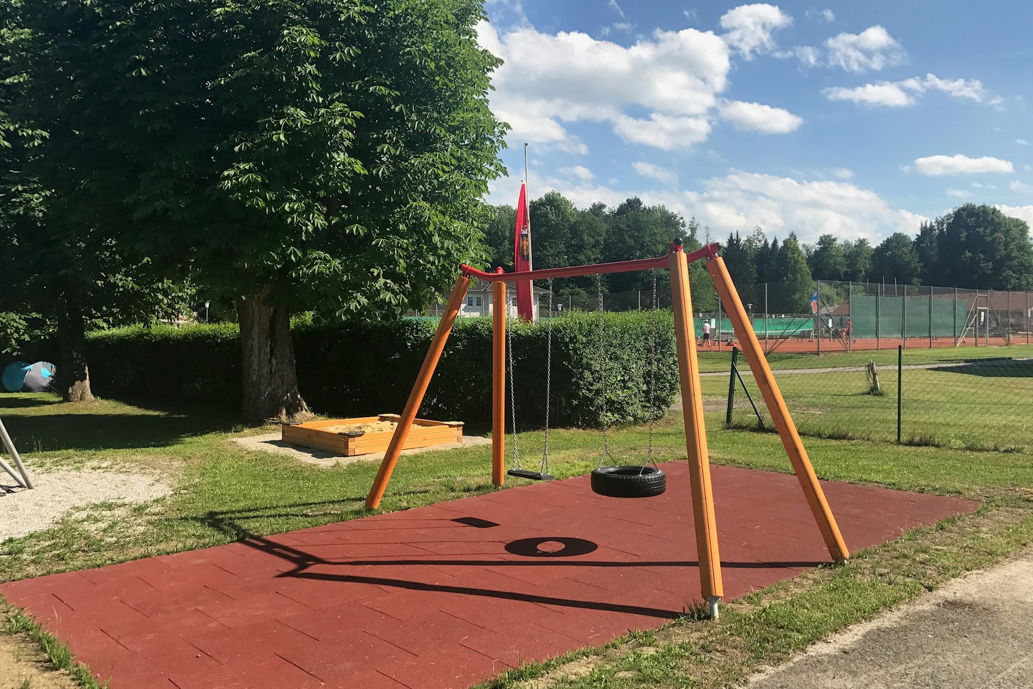 Camping am Fluss  -  Spielplatz auf dem Campingplatz