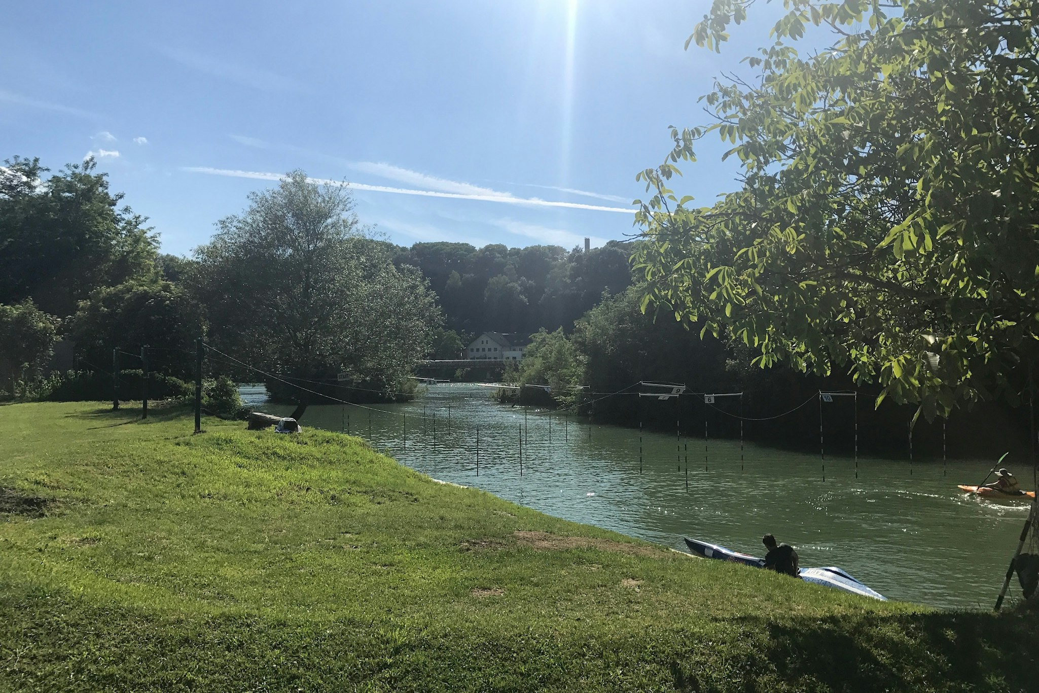 Camping am Fluss  - Schwimmen und Bootfahren im Fluss am Campingplatz