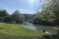Camping am Fluss  - Schwimmen und Bootfahren im Fluss am Campingplatz