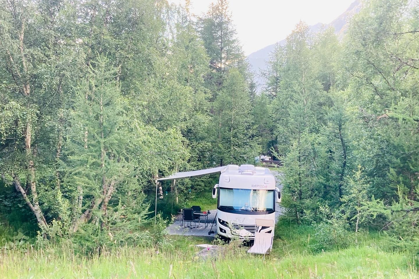 Camping Forêt De Mélèzes - Standplätze im Grünen auf dem Campingplatz