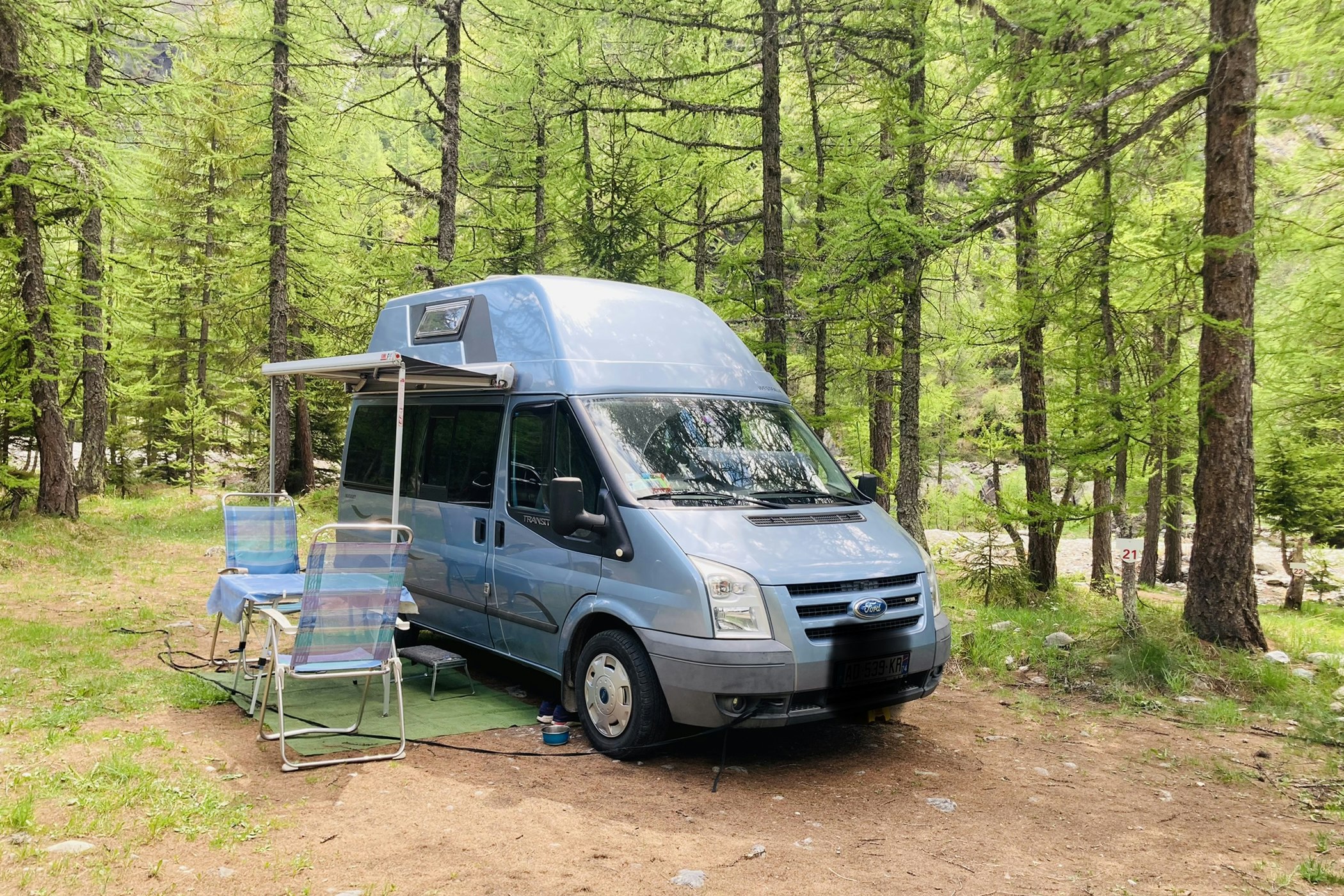 Camping Forêt De Mélèzes - Standplätze zwischen den Bäumen auf dem Campingplatz