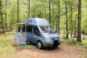 Camping Forêt De Mélèzes - Standplätze zwischen den Bäumen auf dem Campingplatz