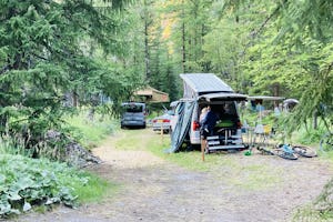 Camping Forêt De Mélèzes - Standplätze zwischen den Bäumen auf dem Campingplatz
