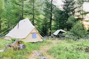 Camping Forêt De Mélèzes - Zeltplatz im Grünen auf dem Campingplatz