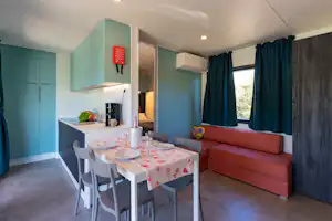 Fornella Camping & Wellness Family Resort Camping Fornella - Innenansicht eines Mobilheims mit Küche und Esstisch