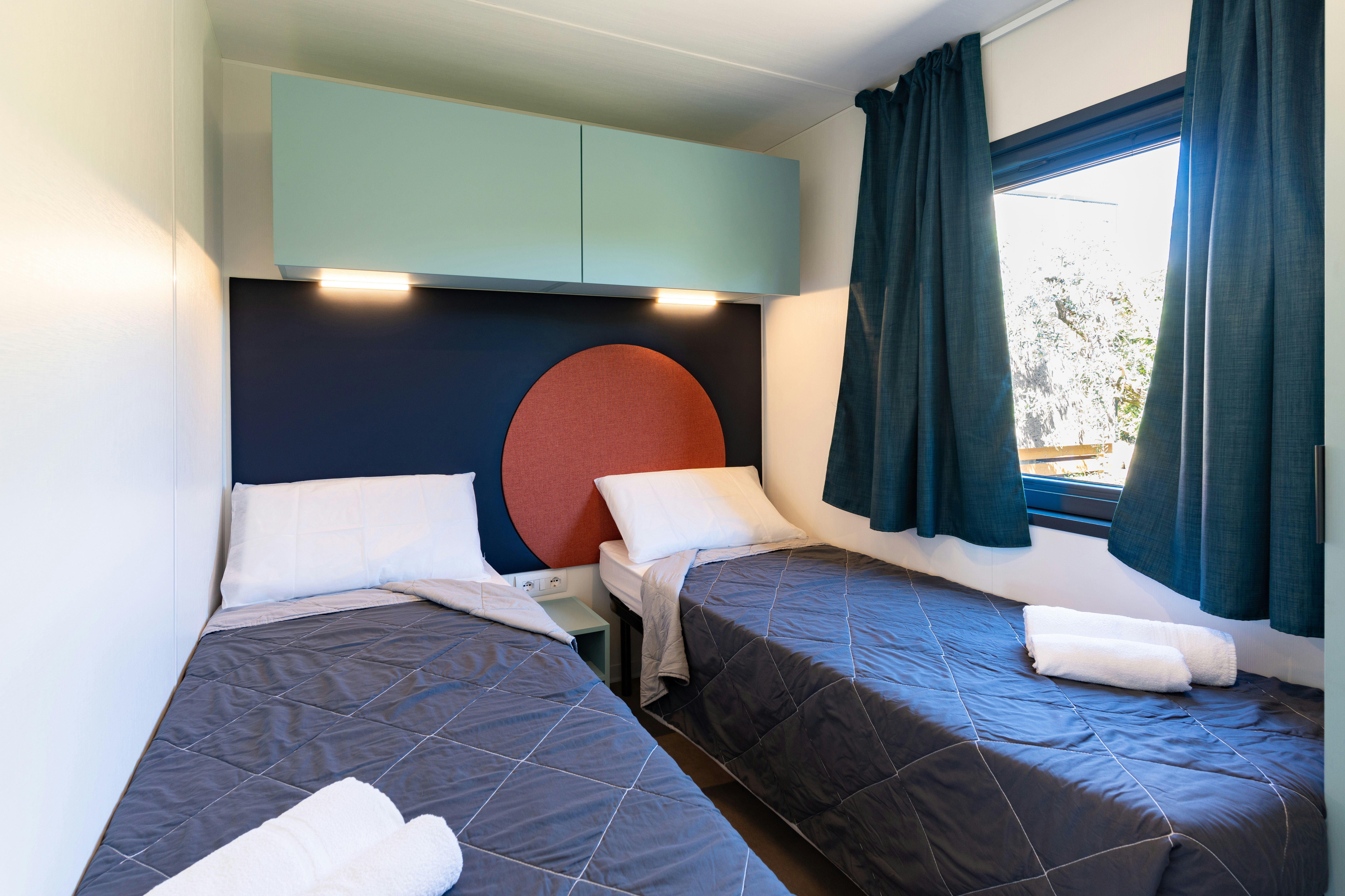 Fornella Camping & Wellness Family Resort  Camping Fornella - Schlafzimmer mit zwei Einzelbetten in einem Mobilheim