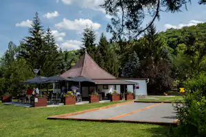 Camping Forrás - Restaurant vom Campingplatz mit Terrasse zwischen Bäumen
