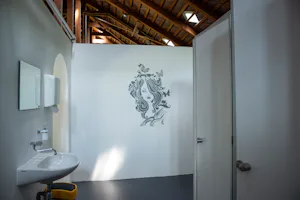 Camping Forrás - Sanitärbereich vom Campingplatz mit Waschbecken, Spiegel und Toiletten