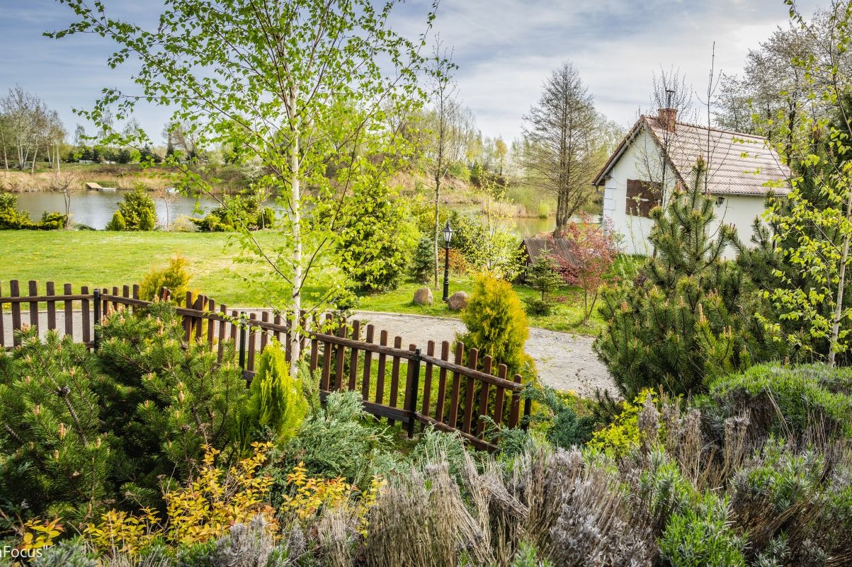Camping Forteca - Blick auf den Campingplatz im Grünen