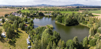 Camping Forteca - Blick auf den See aus der Vogelperspektive