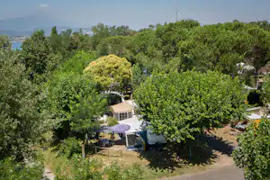 Camping Fossalta - Luftaufnahme auf die Stellplätze unter Bäumen