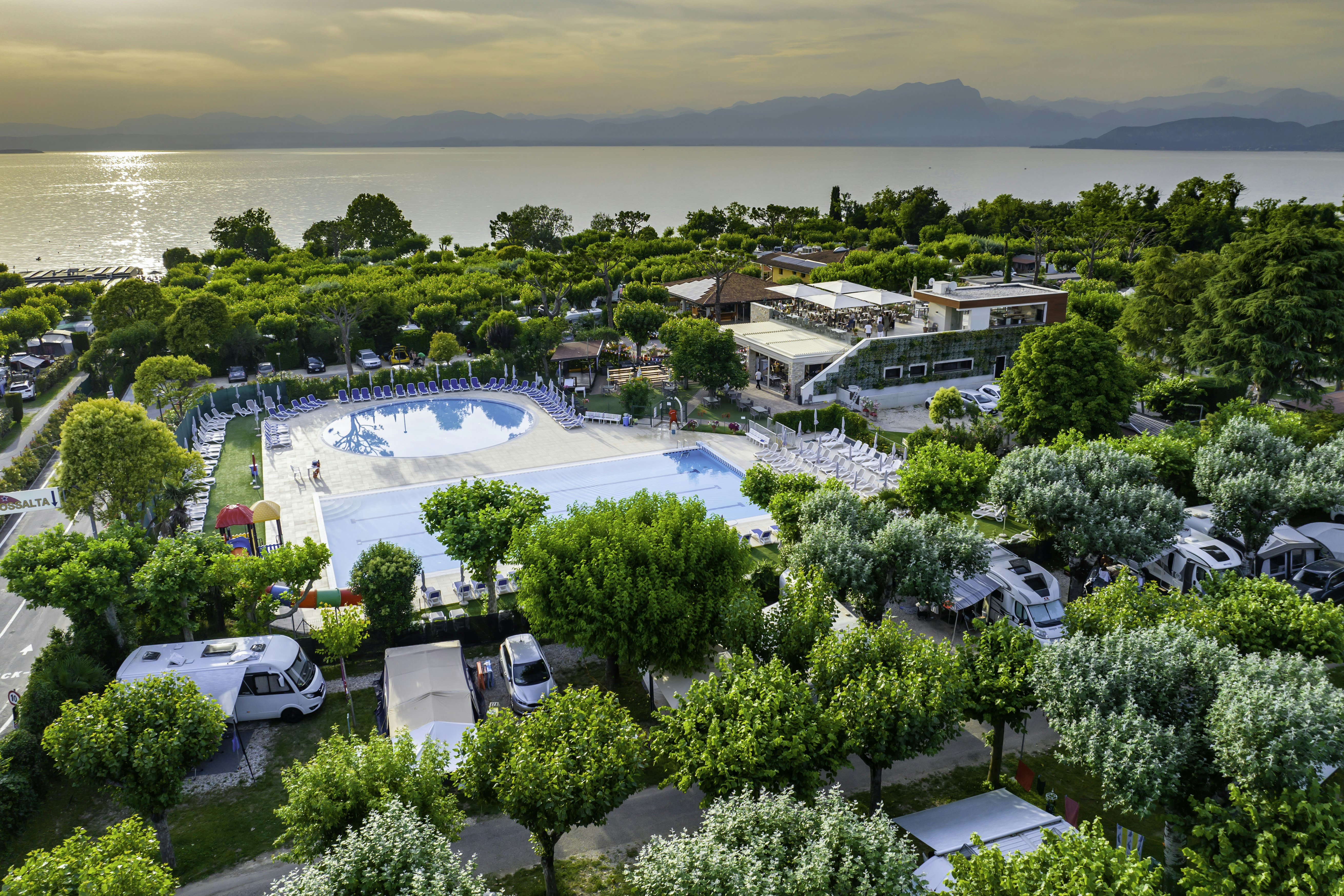 Camping Fossalta - Luftaufnahme des Badebereichs und Standplätze unter Bäumen