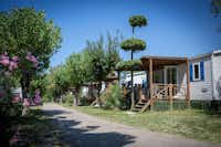 Camping Fossalta - Mobilheime mit Veranden an einer Strasse des Campingplatzes