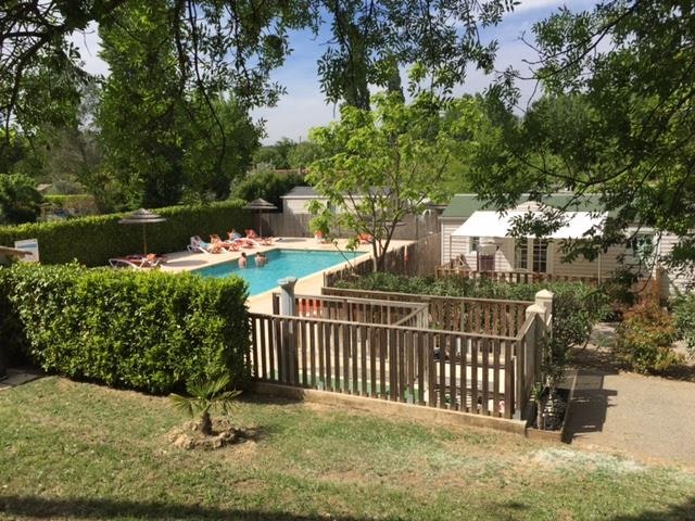 Camping Fouguières  - Pool im Freien mit Liegestühlen und Sonnenschirmen