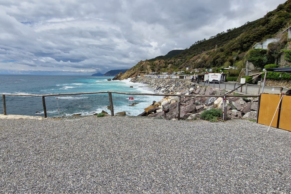 Camping Framura - Standplätze entlang der Promenade am Meer