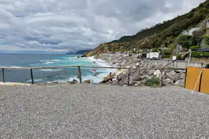 Camping Framura - Standplätze entlang der Promenade am Meer