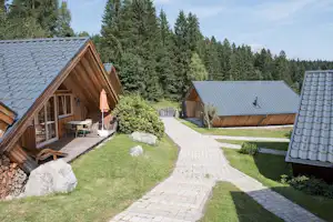 Camping Franzlhof - Ferienhäuser an einem Fussweg des Campingplatzes