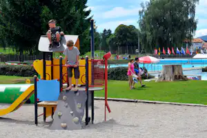 Camping Fraso-Ranch - Kinder auf dem Spielplatz vom Campingplatz, Pool im Hintergrund