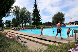 Camping Fraso-Ranch - Gäste liegen am Pool in der Sonne