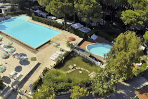 Camping Free Beach - Luftaufnahme des Campingplatzes mit Pool