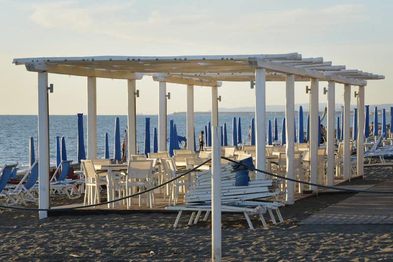Camping Free Time - Der Strand des Mittelmeers mit einem Holzpavillon