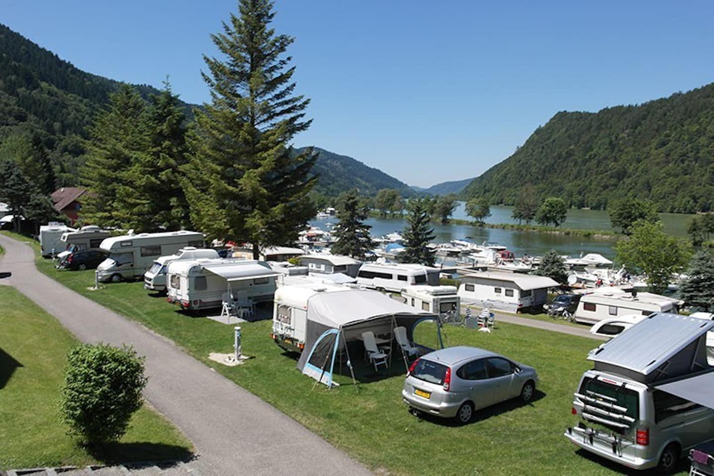 Camping Freizeitanlage Schlögen - Stellplätze auf dem Campingplatz mit der Donau im Hintergrund