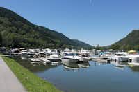 Camping Freizeitanlage Schlögen -Boote an Anlegern auf der Donau
