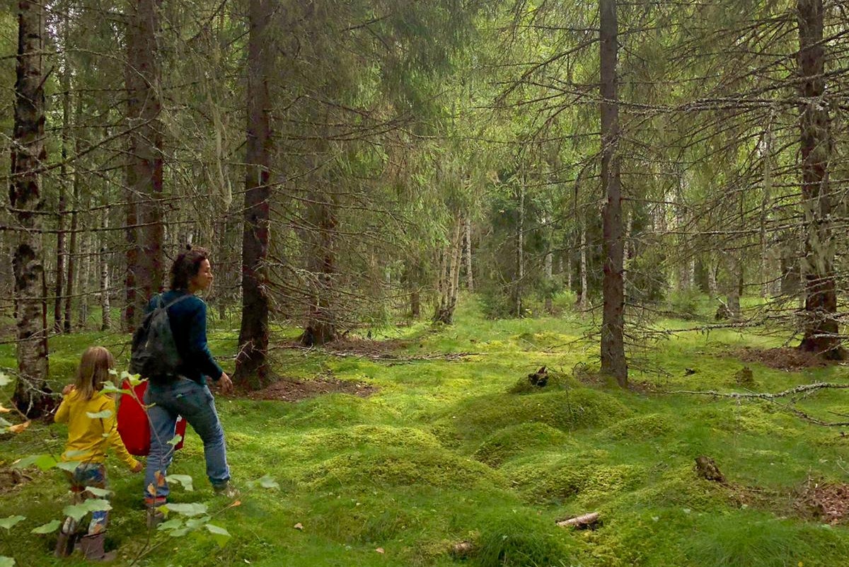 Camping Fristad - Camperin mit Kind im Wald