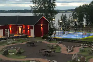 Camping Frykenbaden - Blick auf den Campingplatz mit Restaurant und Sportplatz