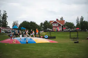 Camping Frykenbaden - Lufttrampolin auf dem Campingplatz