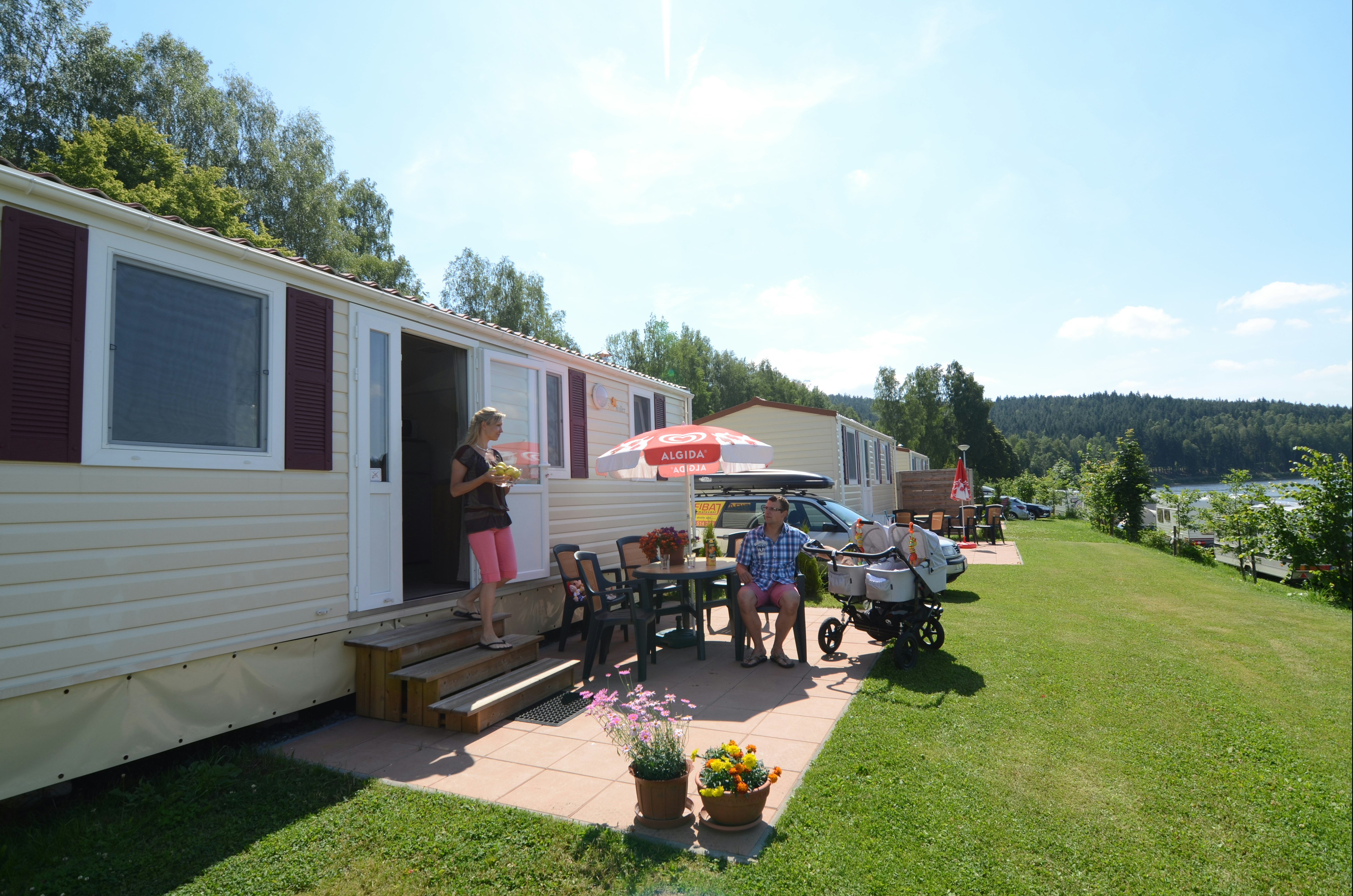 Camping Resort Frymburk  Camping Frymburk  - Mobilheim mit Terrasse auf dem Campingplatz