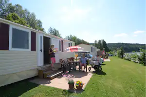Camping Resort Frymburk Camping Frymburk - Mobilheim mit Terrasse auf dem Campingplatz