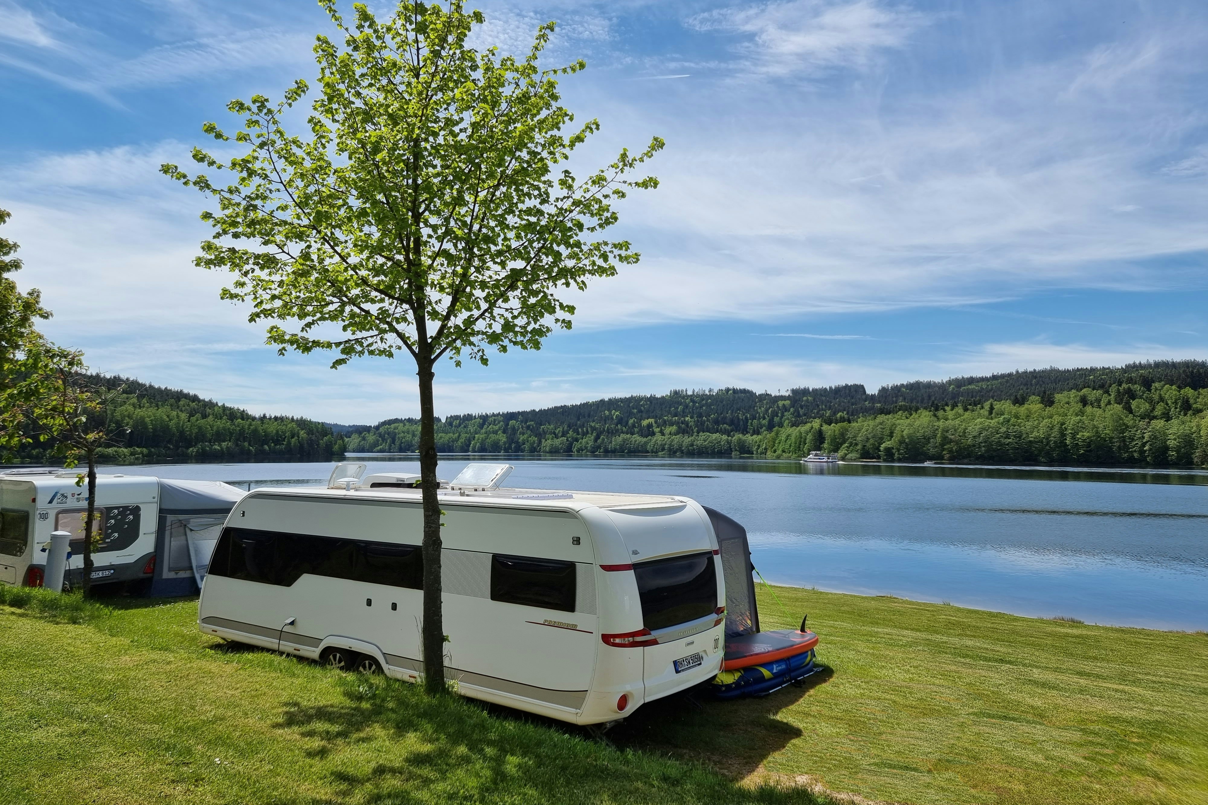 Camping Resort Frymburk  Camping Frymburk - Standplätze direkt am Ufer des Sees