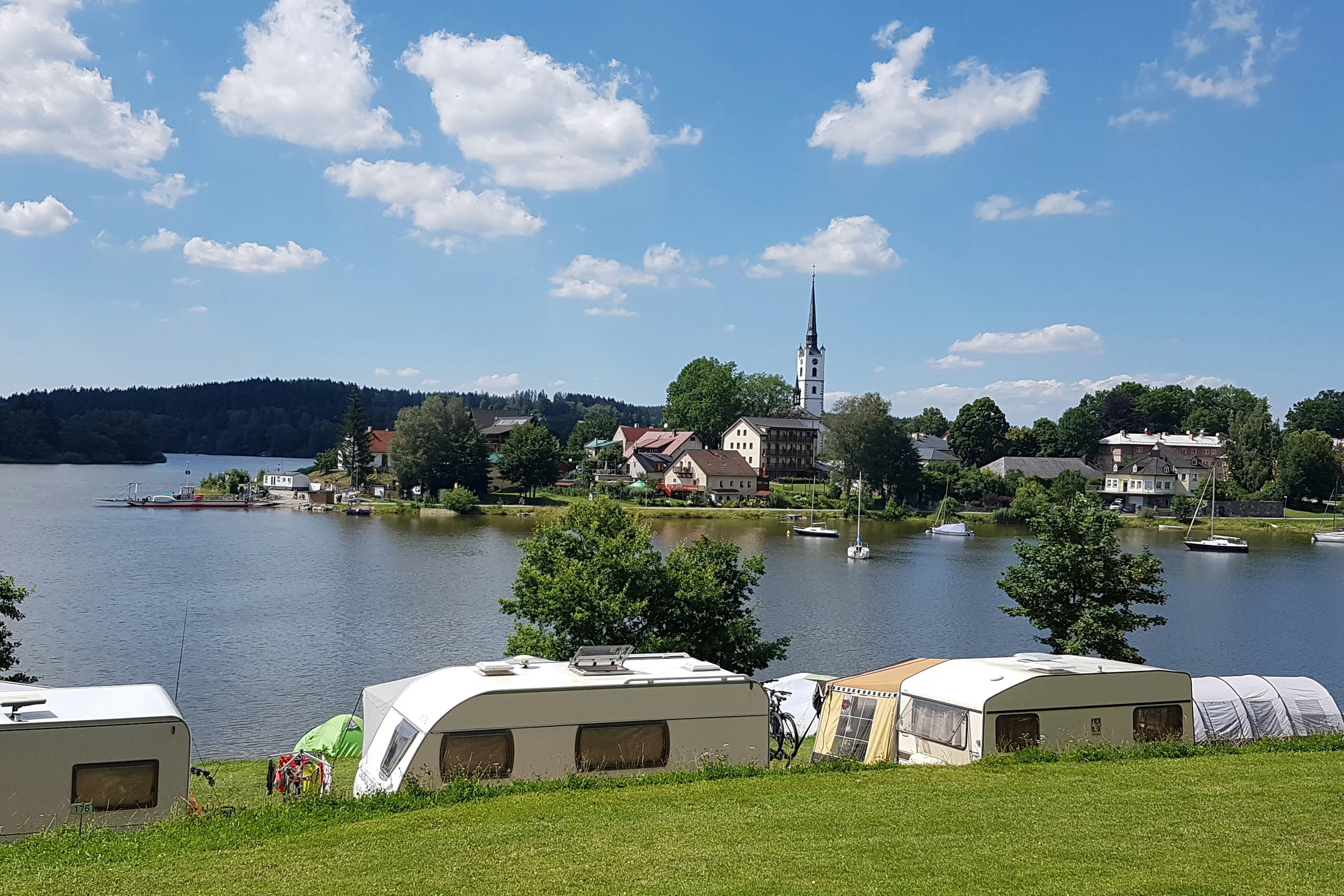 Camping Resort Frymburk  Camping Frymburk - Wohnmobil- und Wohnwagenstandplätze auf der Wiese