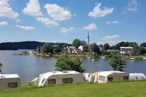 Camping Resort Frymburk Camping Frymburk - Wohnmobil- und Wohnwagenstandplätze auf der Wiese