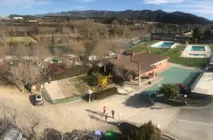 Camping Fuente de Regrustan - Vogelperspektive auf den Campingplatz mit Swimmingpools und Spielplatz