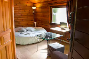 Camping Fuente del Lobo - Innenansicht von Zimmer mit Fenster auf dem Campingplatz