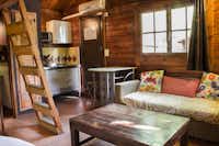 Camping Fuente del Lobo - Innenansicht von Mobilheim mit Esstisch und Küche