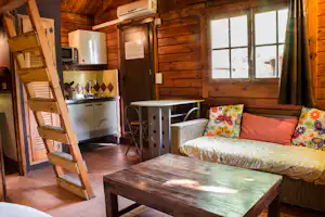 Camping Fuente del Lobo - Innenansicht von Mobilheim mit Esstisch und Küche