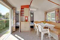 Camping Fusina - Innenraum eines Mobilheims mit Sitzecke
