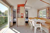 Camping Fusina - Innenraum eines Mobilheims mit Sitzecke