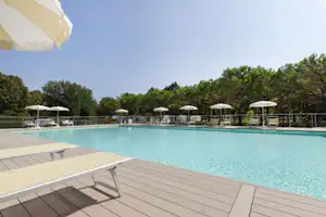Camping Fusina - Swimmingpool mit Liegestühlen und Sonnenschirmen am Rand