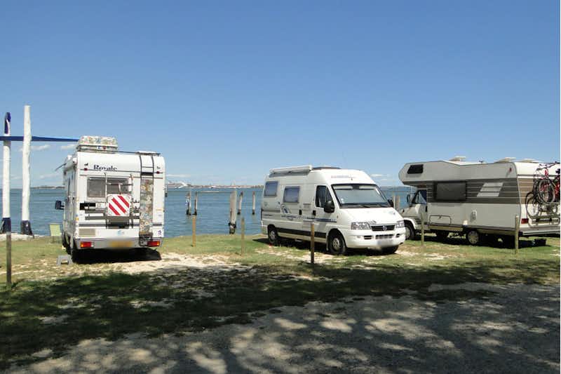 Camping Fusina - Wohnmobile auf Stellplätzen mit der Lagune von Venedig im Hintergrund