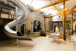 Camping Fuussekaul - Indoor-Spielplatz mit Rutsche und Sitzbereich