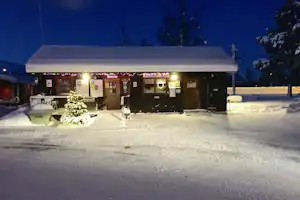 Camping Gällivare - Campingplatz Rezeption mit Schnee in der Nacht